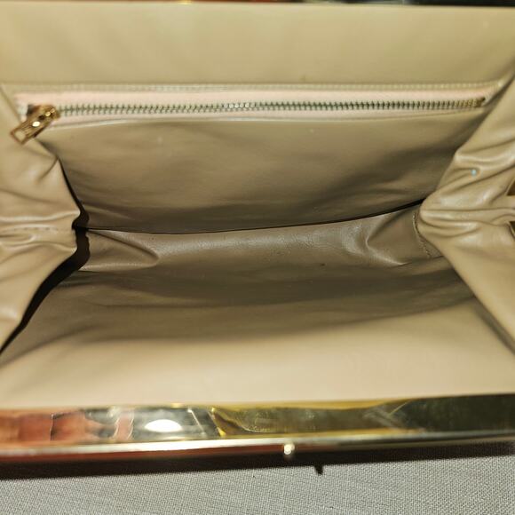 Vintage Black Leather Handbag with Snap Shut Kisslock Entry Medium - Picture 3 of 7